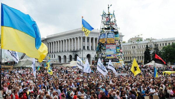 Участники Общественного вече на Майдане требуют досрочных выборов в Верховную раду.
