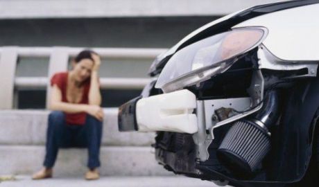 Asiguraţii care au comis accidente de circulaţie vor fi penalizaţi prin acordarea unor reduceri mai mici sau chiar prin majorarea primelor de asigurare.