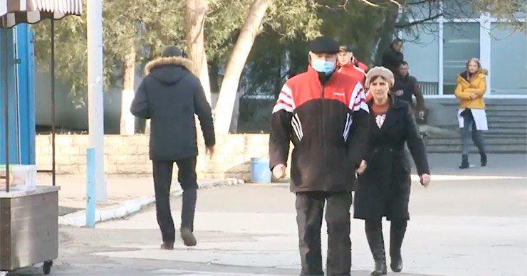 Ажиотаж вокруг медицинских масок: в разгар ОРВИ в аптеках их либо нет, либо их цена завышена.