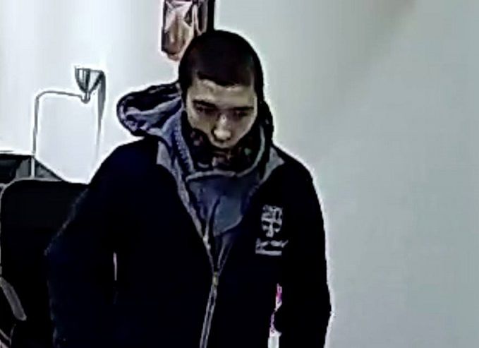 Молодой человек, оставшись один, берет сумку, телефон со стола и в спешке уходит.