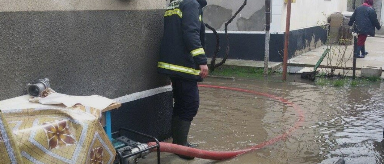 Прошедшей ночью около 30 спасателей выкачивали воду из домашних хозяйств. 