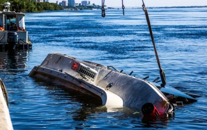 Судно с 55 пассажирами перевернулось в пятницу в Черном море около поселка Джубга.