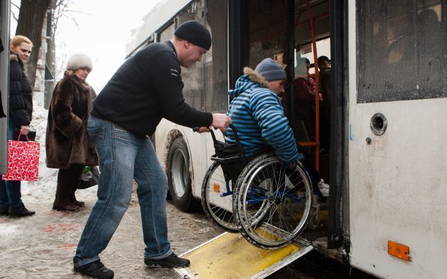 Guvernul nu este de acord ca persoanele cu dizabilităţi să circule gratuit cu transportul public.