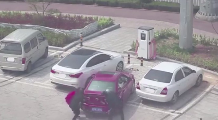 Две девушки долгое время тщетно пыталась припарковать свою машину между двумя другими авто. 