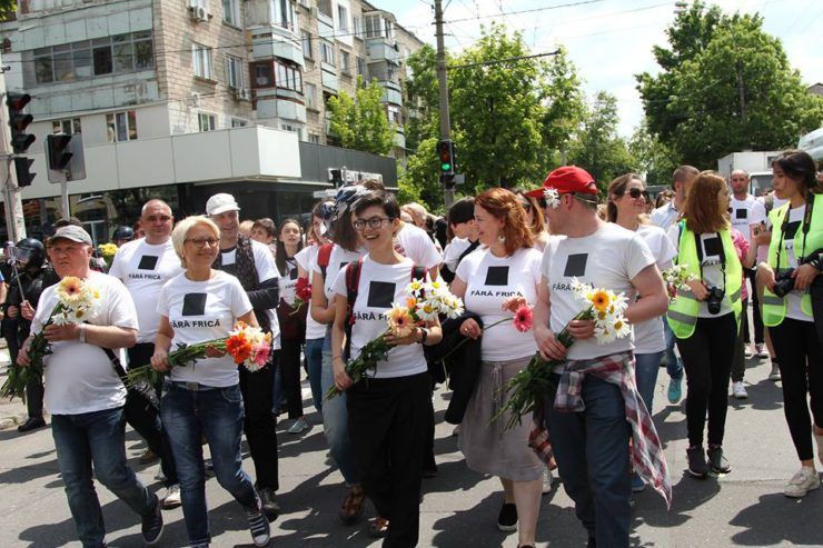 По данным полиции, марш против гомофобии собрал 250 человек. Организаторы настаивают, что участников было вдвое больше. Фото: zdg.md