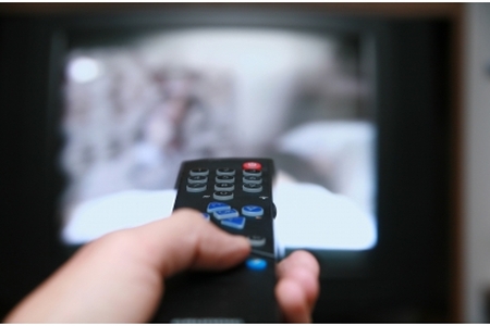 Posturile TV şi radio din Republica Moldova sunt obligate să difuzeze nu mai puţin de 30 la sută de producţie autohtonă din volumul emisiei. 