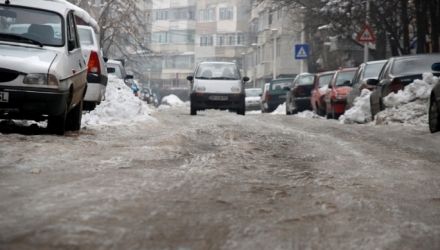 În aceeași perioadă vor cădea precipitații, îndeosebi sub formă de lapoviță și ploaie, temporar puternice. 