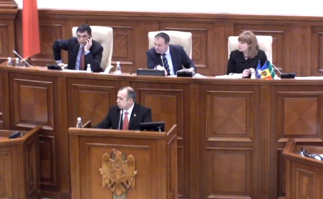 Legislativul are pe ordinea de zi alegerea conducerii comisiei de ancheta privind situatia de pe piata valutara.