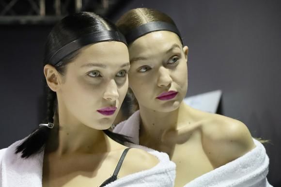 Vogue a iscat controverse cu o imagine nud a surorilor Hadid. Foto: digi24.ro