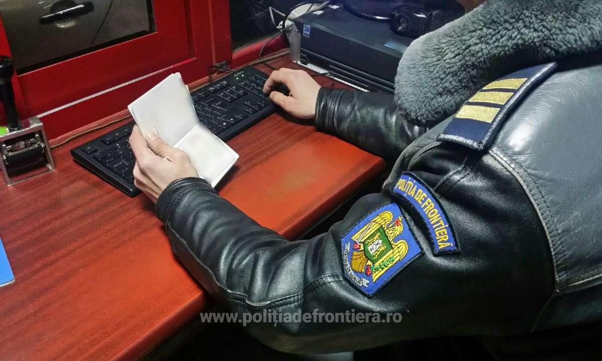 Румынские пограничники выяснили, что мужчина был лишен права водить автомобиль сроком на 12 месяцев. Фото: politiadefrontiera.ro.