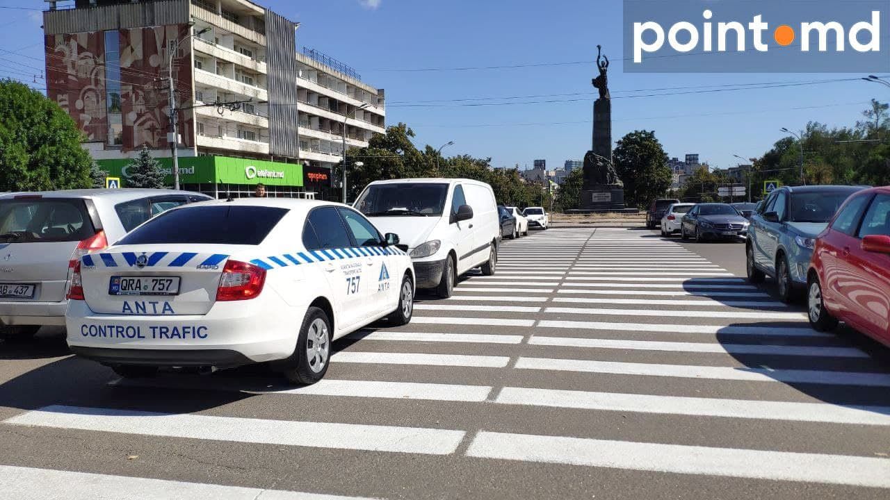 В центре столицы автомобиль ANTA припарковался на пешеходном переходе