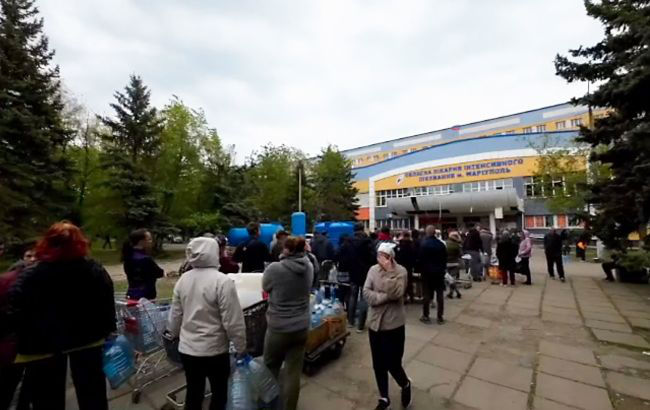 В Мариуполе огромные очереди за питьевой водой: на всех не хватает.
