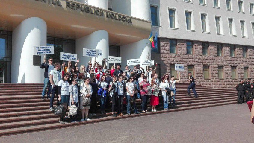 Manifestația a început în fața Parlamentului la care au participat câteva zeci de jurnaliști.