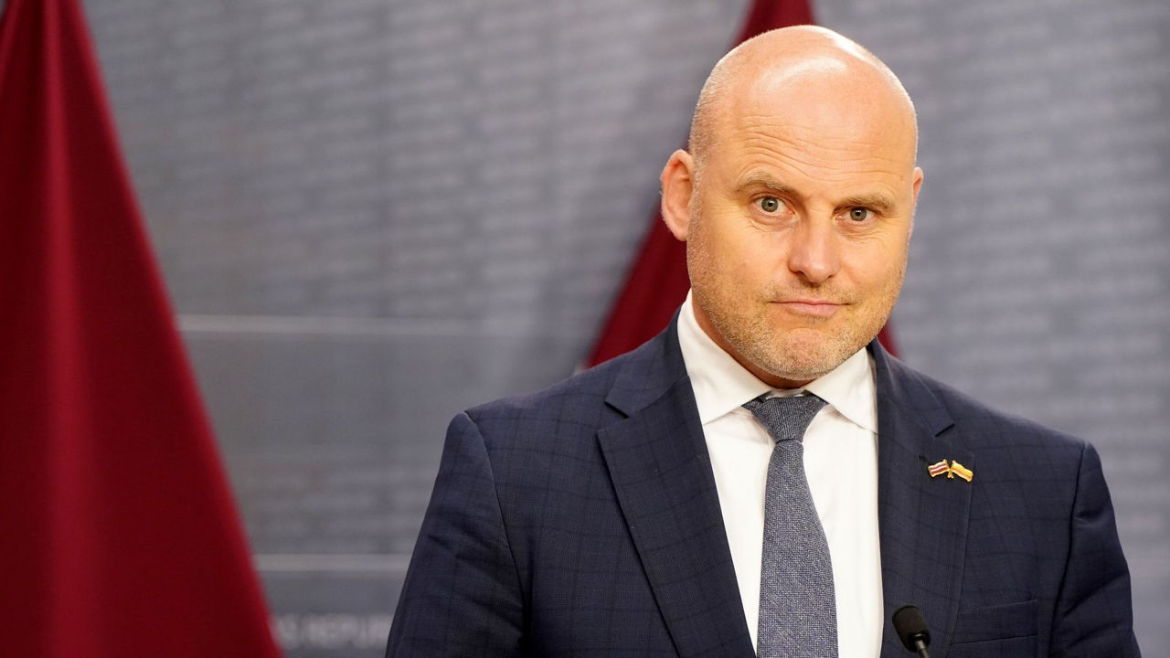 Премьер Латвии: Европейцам стоить пить меньше ради поддержки Украины.