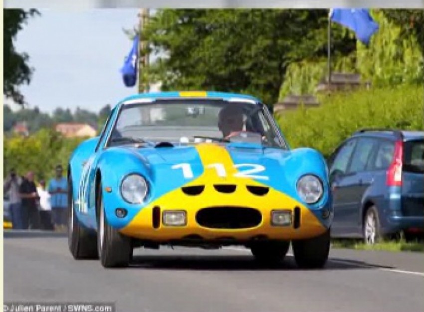 Un Ferrari de peste 20 de milioane de lire sterline a fost distrus după ce a fost izbit violent de o altă maşină.
