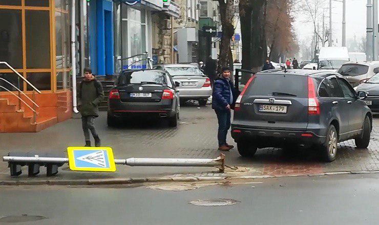 Автомобиль снес светофор в центре Кишинева.