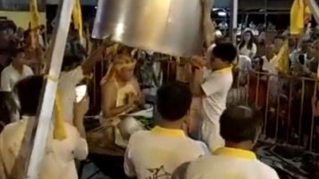 Un lider al unei secte a fiert într-un cazan.