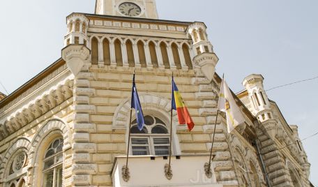 Среди таких чиновников они назвали начальника управления финансов Веронику Херца и начальника юридического управления Диану Гурцки.