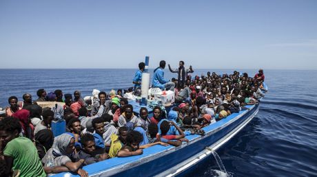 Garda de coastă italiană a mai salvat o mie de migranţi africani. Foto: theguardian.com