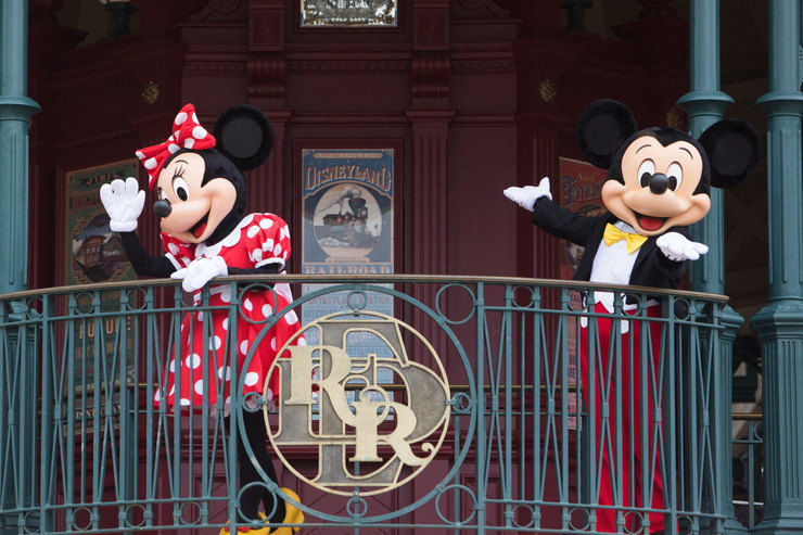 В мультфильмах Disney+ появились дисклеймеры о негативных стереотипах. Фото: bazaar.ru.