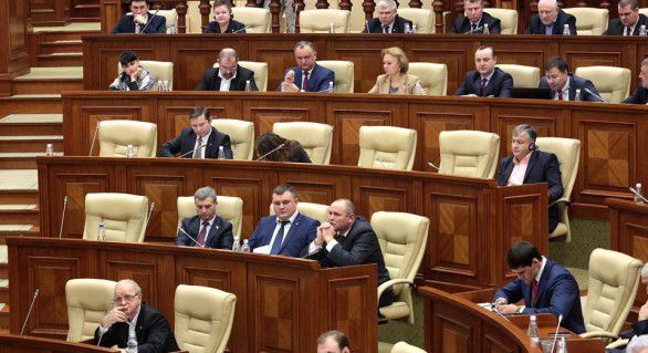 În consecință, socialiștii au părăsit ședința Parlamentului.