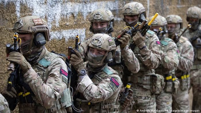 Лондон может послать сотни солдат в страны Балтии и Польшу.