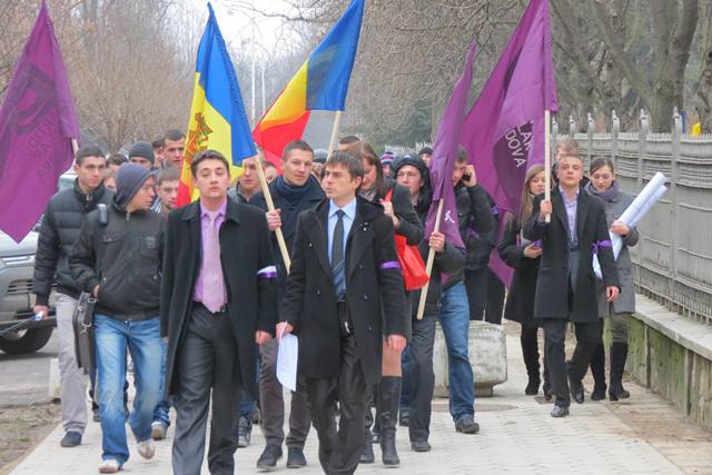 Organizaţia de Tineret a Partidului Popular din Republica Moldova (PPRM) a condamnat joi acţiunea de protest a Partidului Comuniştilor, prin care a fost împiedicată desfăşuarerae unui flash-mob.
