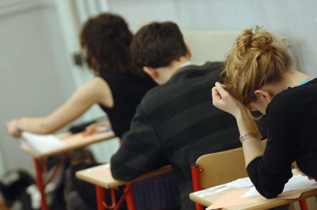 На сегодняшнем экзамене выпускники предприняли еще одну попытку списать. Фото: moldnews.md