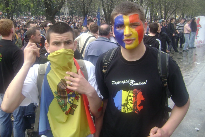По мнению парламентария, за демонстрантами, которые разграбили и подожгли здания парламента и президентуры стояли представители Приднестровья и преступного мира.