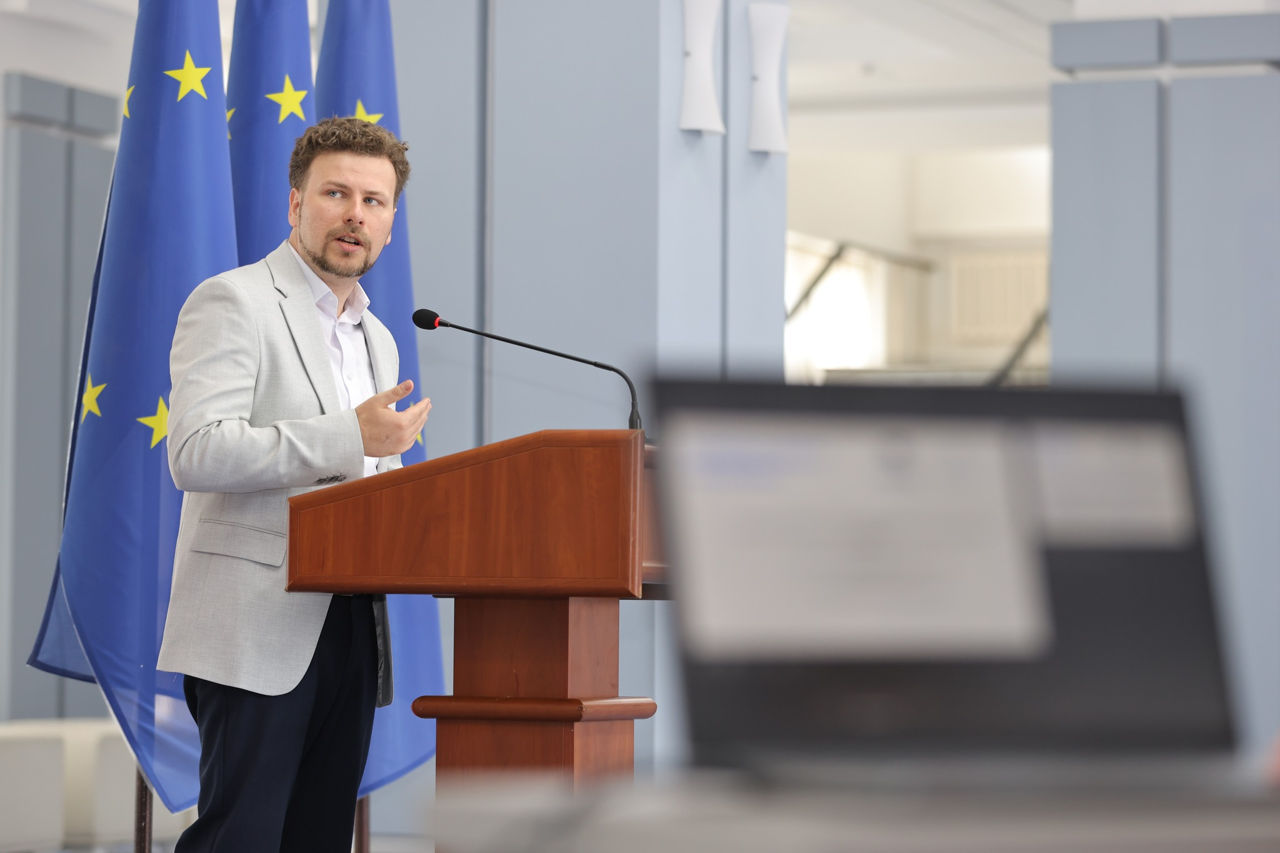 Дан Перчун: С 2025 года зарплаты учителей вырастут. 