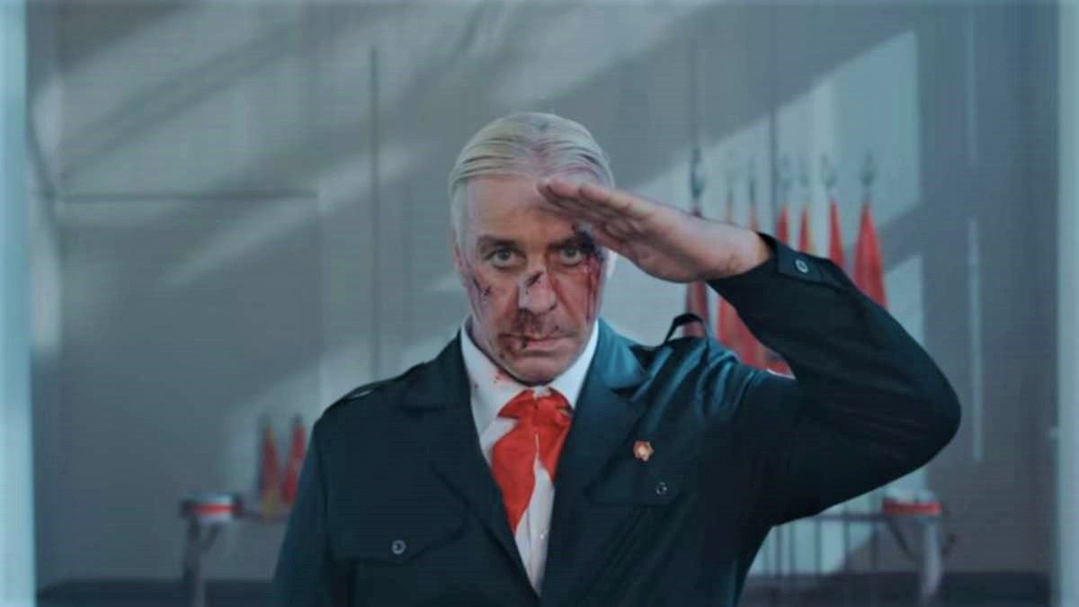 Солист Rammstein выпустил клип с пионерами и Александром Реввой.