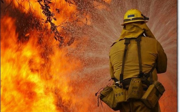 Incendii de vegetație în vestul SUA. Flăcările au pârjolit mii de hectare de teren în cel puțin patru state americane.