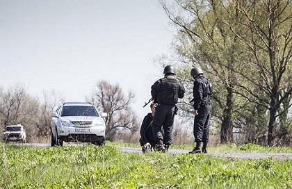 Снимок сделал корреспондент западного информагентства на блокпосту на границе Донецкой и Харьковской областей.