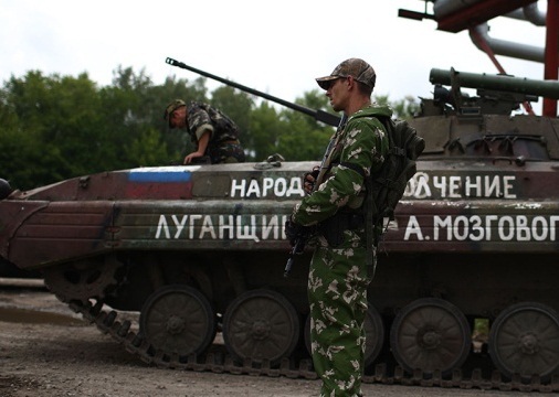 Forțele insurgenților încearcă să disloce unitățile armatei ucrainene din aeroportul Lugansk pentru a-l lua sub controlul lor.