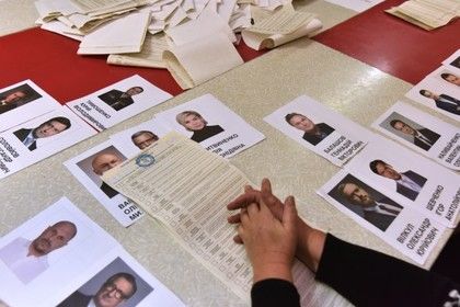 По предварительным подсчетам ЦИК Украины, лидирует шоумен Владимир Зеленский — у него 30 процентов голосов.