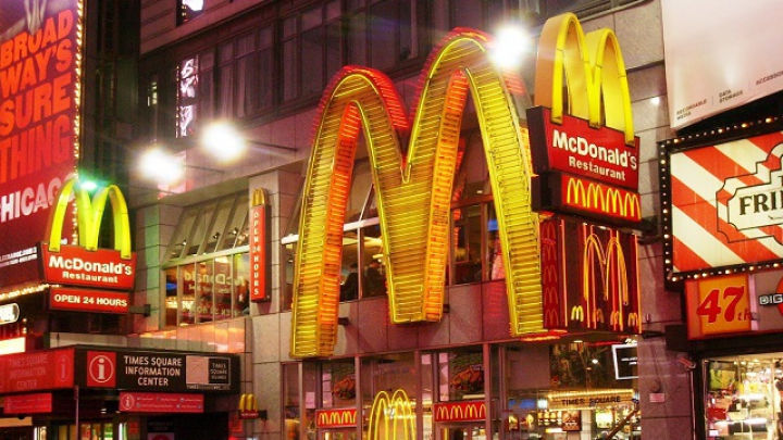 McDonald's nu va mai servi pui crescuți pe baza antibioticelor.