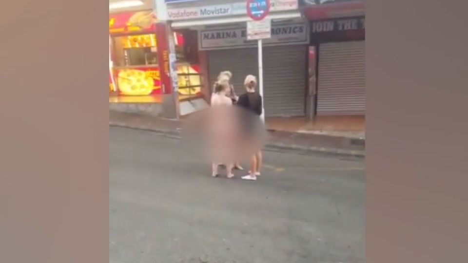 Două turiste, surprinse goale-puşcă, în centrul unei staţiuni. Foto: captură video