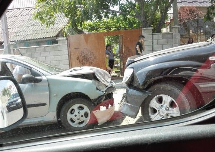 Ciocnire violentă dintre 2 automobile în Durlești: Cauza ar fi gropile de pe drum. Foto: independent.md
