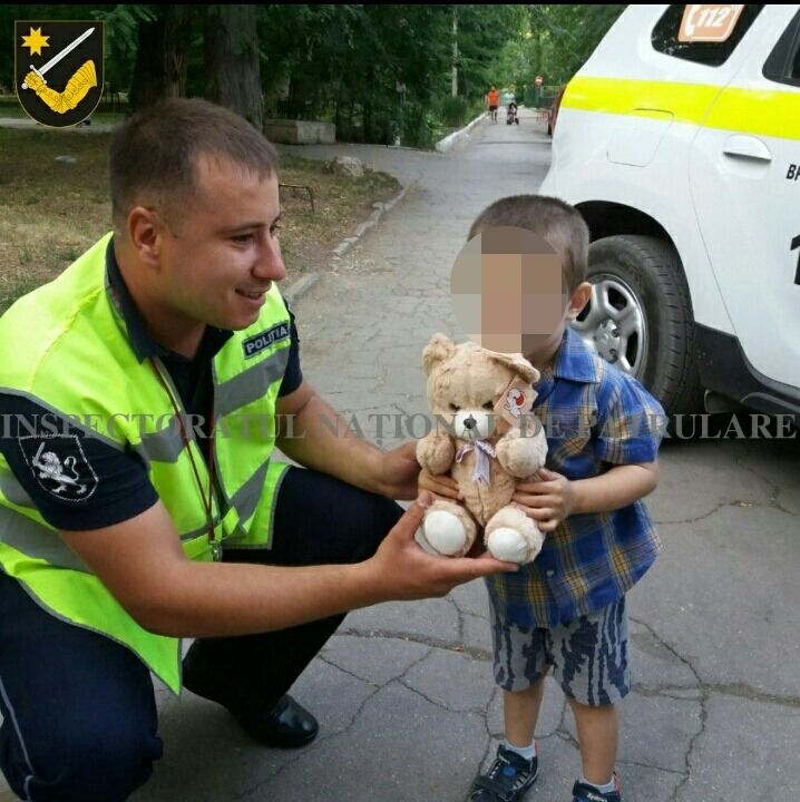 Патрульные нашли на улице потерявшегося малыша.
