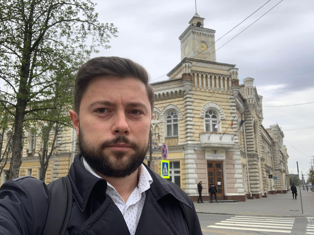 Восстановленный в должности Киронда пришел в примэрию, но его не впустили.