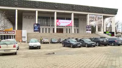 Parcarea maşinilor în scuarul Teatrului de Operă şi Balet "Maria Bieşu" va fi interzisă, din vară.