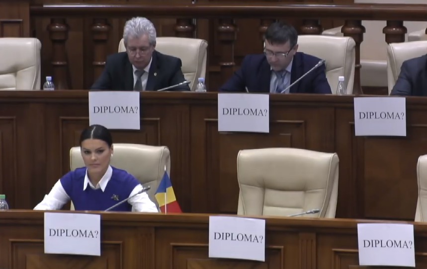 Либералы устроили протест во время доклада Габурича в парламенте.