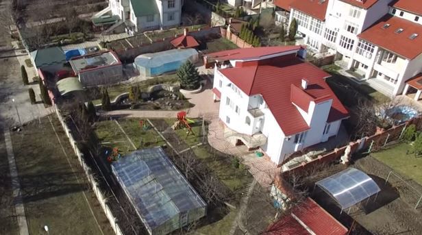 Ex-procurorul Chișinăului a afirmat că banii cu care și-a construit casa sunt împrumutați, însă proprietatea este declarată. Foto: unimedia.info