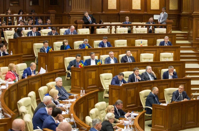 Блок коммунистов и социалистов объявил о бойкоте заседания парламента.