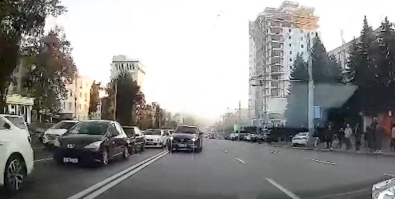 В столице водитель Mazda объехал пробку и едва не спровоцировал ДТП.