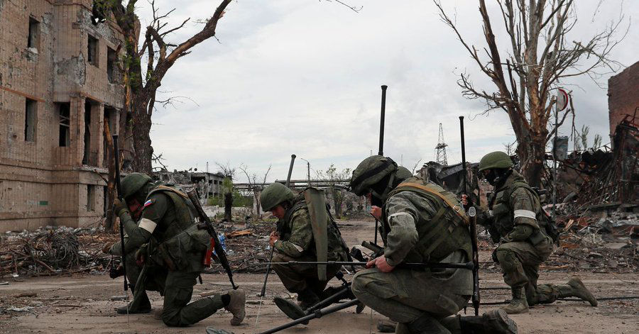 Российские военные начали разминировать "Азовсталь".
