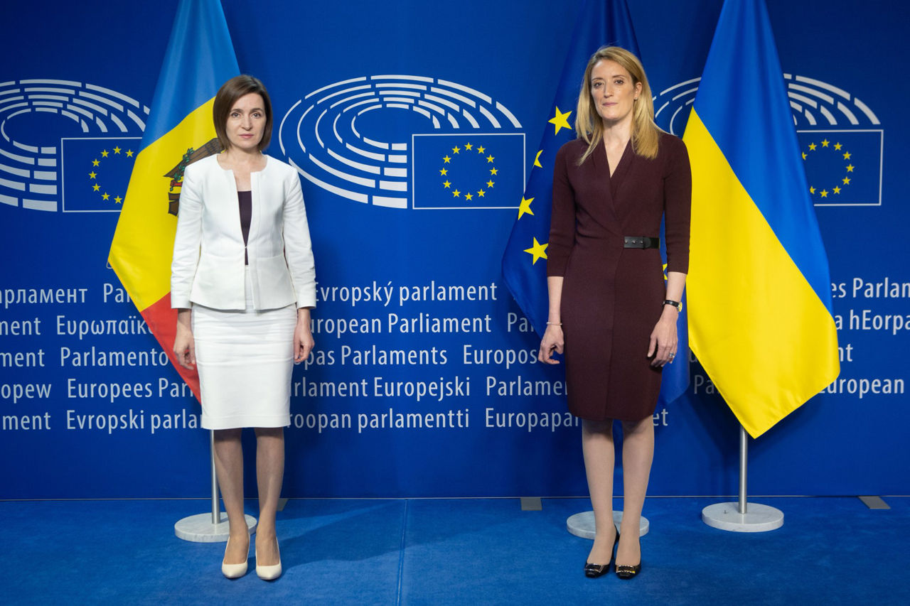 Санду призвала ЕС наложить санкции на беглых политиков.