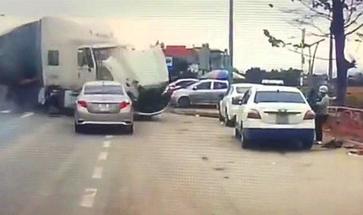 Фура задела два автомобиля, в том числе тот, на котором приехали женщина и ребенок.