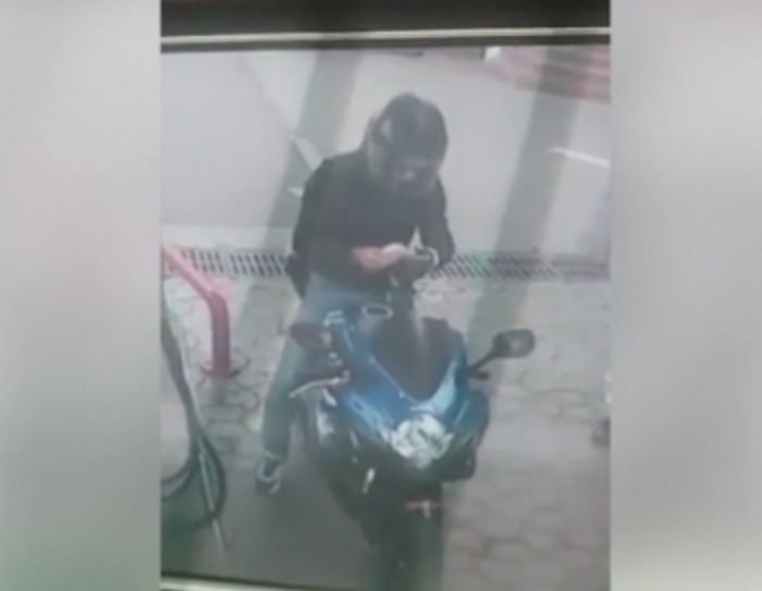Motociclistul care a lovit o fetiță în timp ce traversa strada, reținut. Foto: captură video