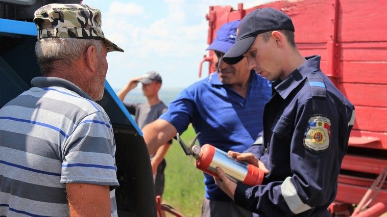 Пожарные запускают кампанию по предотвращению возгораний во время сбора урожая.